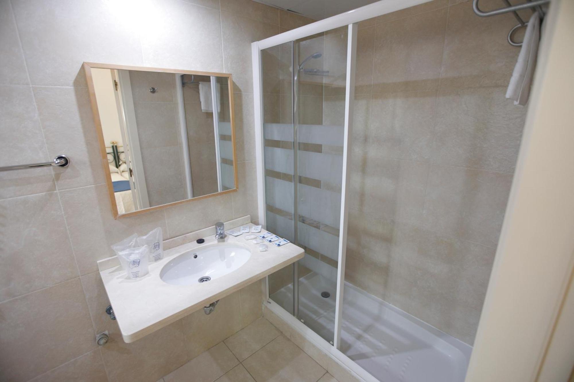 Hotel Eliseos Малага Экстерьер фото